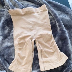 Brand new never worn SKIMS shape wear